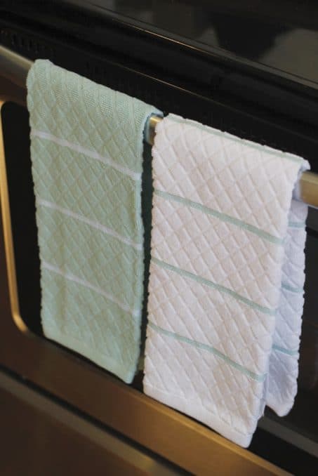 Make these simple DIY Spring kitchen towels with this FREE cut file. Whip these up in less than 10 minutes!