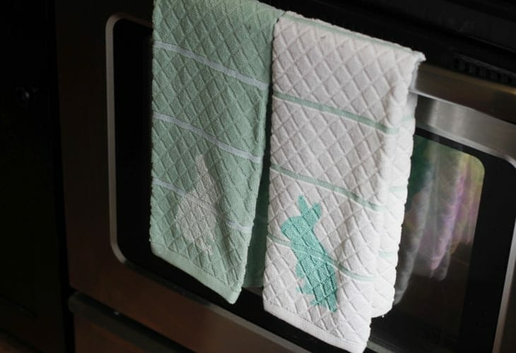 Make these simple Spring kitchen towels perfect for Easter with this FREE cut file. Whip these up in less than 10 minutes!