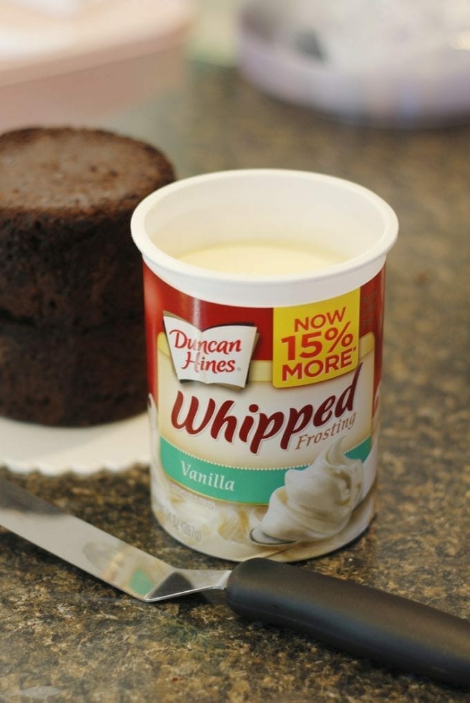 Duncan Hines whipped cake frosting image.
