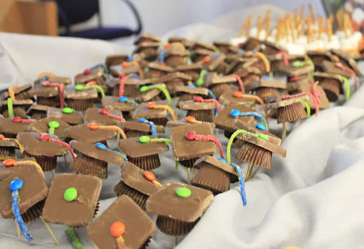 Check this out for many creative college graduation party ideas full of DIY projects and graduation party dessert ideas. Learn how to make these simple chocolate graduation cap desserts.