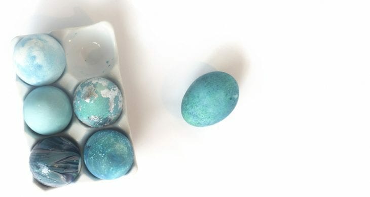 Learn how to decorate robin speckled easter eggs using some rice and food coloring!