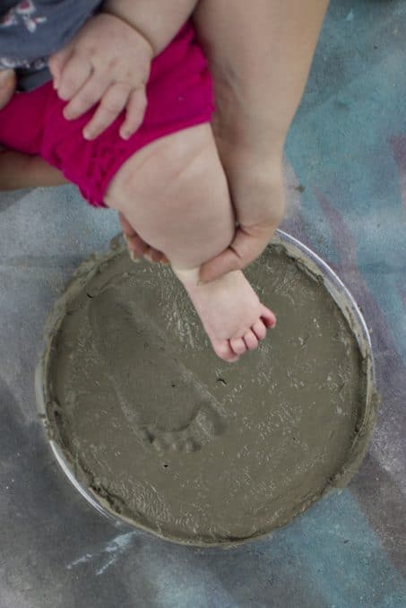 How to Make Footprint Garden Stones // Looking for the perfect Mother's Day gift? Check out how to make these cute footprint garden stones with these easy to follow DIY instructions.