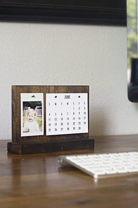 How to make a modern desk calendar // This easy, DIY desk calendar stand is the perfect holder for a picture of your favorite person and a simplistic calendar. The simple design fits many different styles and is the perfect gift!
