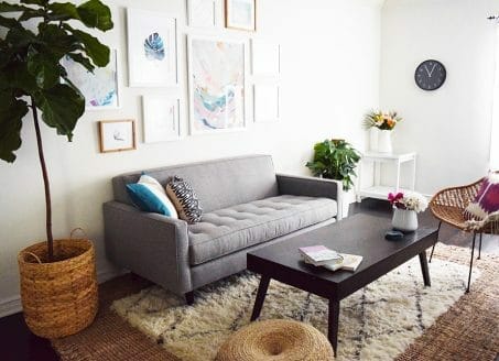Need inspiration? Check out these 13 MODERN LIVING ROOMS for family-friendly decoration ideas while still staying on a budget. #livingroom #modern
