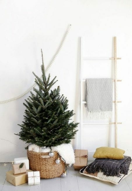 Check out these minimalist Christmas tree ideas before you makeover your home for the holidays! These DIY decorations, tree skirts, and modern ornaments are so fun and perfect for your simplified life!
