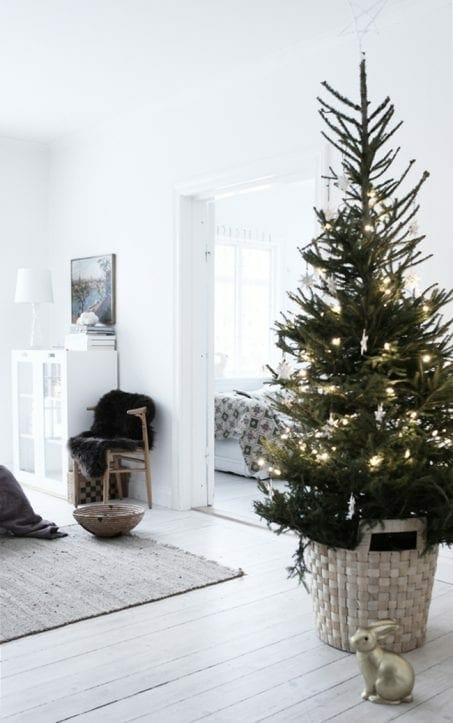 Check out these minimalist Christmas tree ideas before you makeover your home for the holidays! These DIY decorations, tree skirts, and modern ornaments are so fun and perfect for your simplified life!