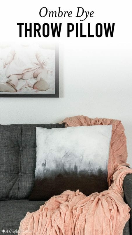 Make this ombre dye pillow to decorate in your living room. This dip dye method is perfect for easy DIY home decor. #diy #homedecor