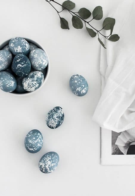 Modern Easter Egg Decorating Idea with natural dye