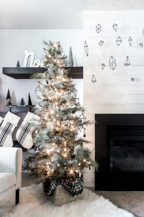 Image of minimalist Christmas tree