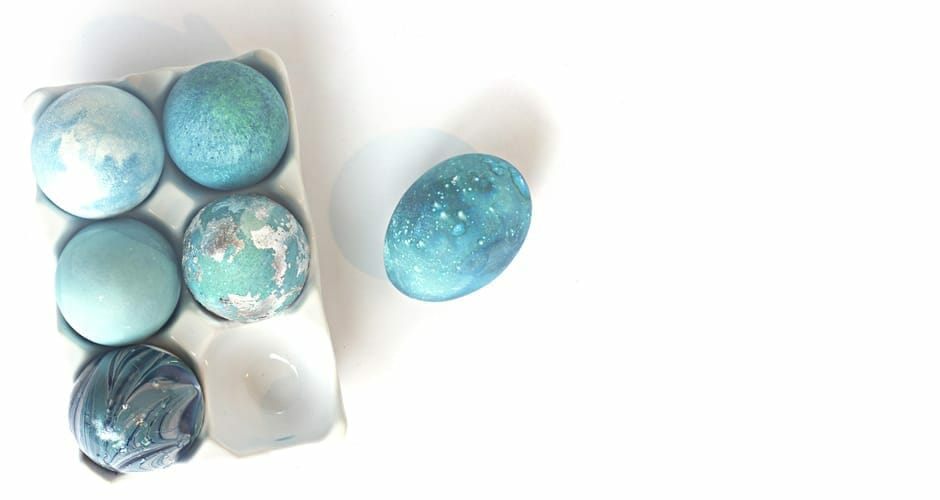 Learn how to decorate galaxy Easter eggs using just some basic food coloring and a paper towel! They turn out stunning and are swoon-worthy!
