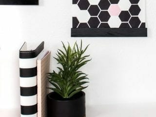 Make this easy geometric art to hang in your modern home. It's so simple and can be finished in under an hour PLUS it looks great! #art #diyart #diy #modernhome