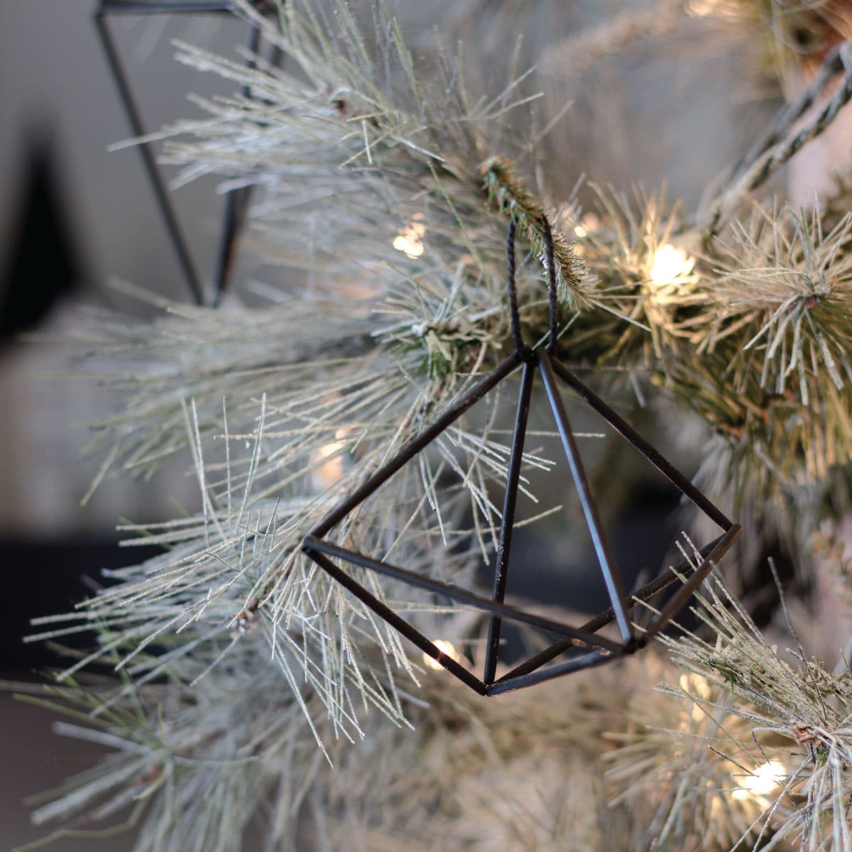 Learn how to make himmeli ornaments for your Christmas decor. These handmade Finnish-inspired Christmas tree ornaments are so easy and cheap to make, plus the geometric look adds a modern edge to your tree. #christmasornament #ornament #himmeli