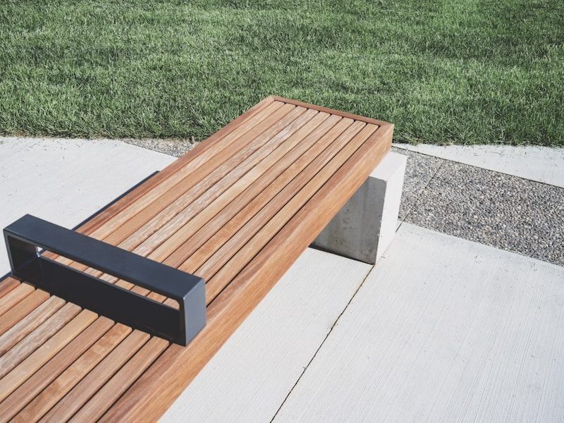 closeup photo of brown bench